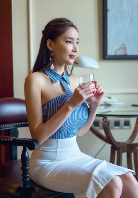 "大胸姐"居家写真,最后三张男人看了都会流鼻血!