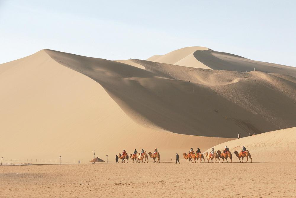 4月4日游客在甘肃省敦煌市鸣沙山月牙泉游玩
