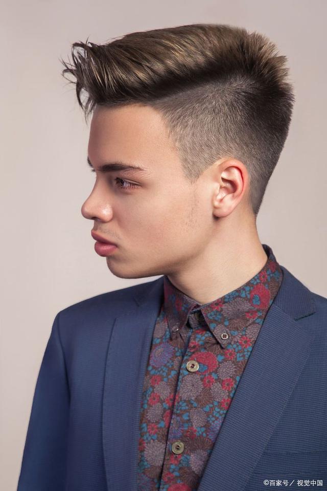 男士飞机头是一种非常受欢迎的时尚发型,它的名字源于飞行员的发型.