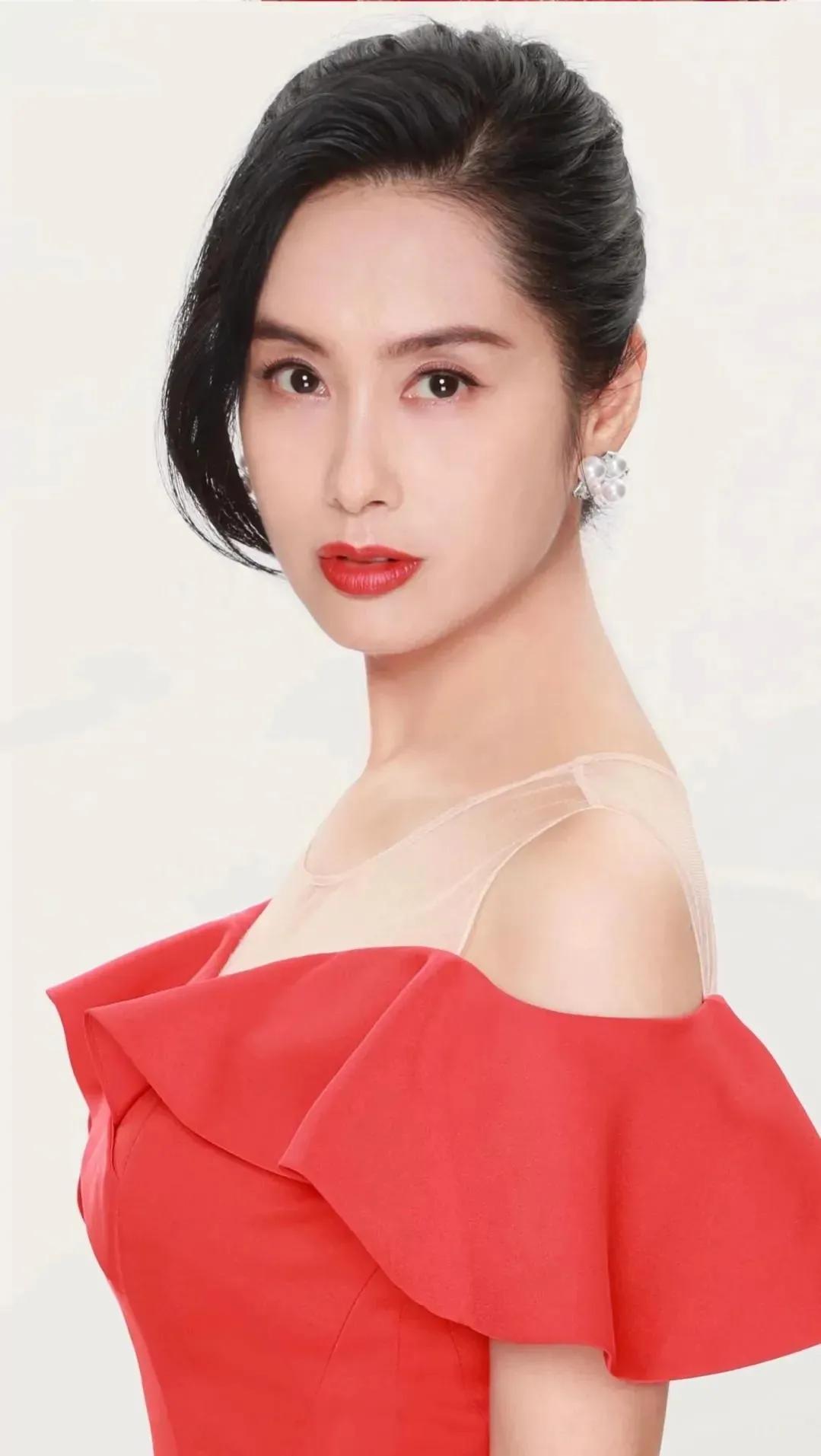 回顾52岁朱茵现状曝光住深山残屋开97年破车自由自在