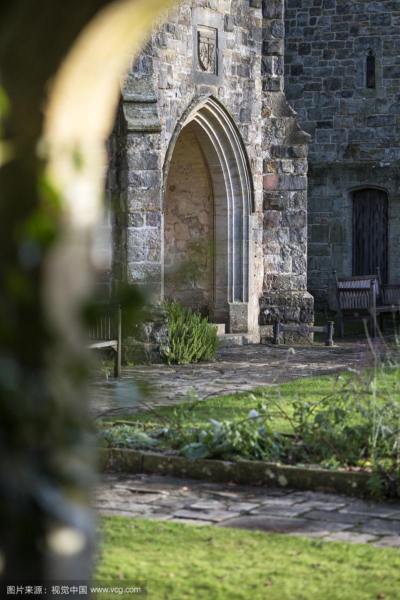 透过石拱进入中世纪景观花园,有浅景深的焦点需要