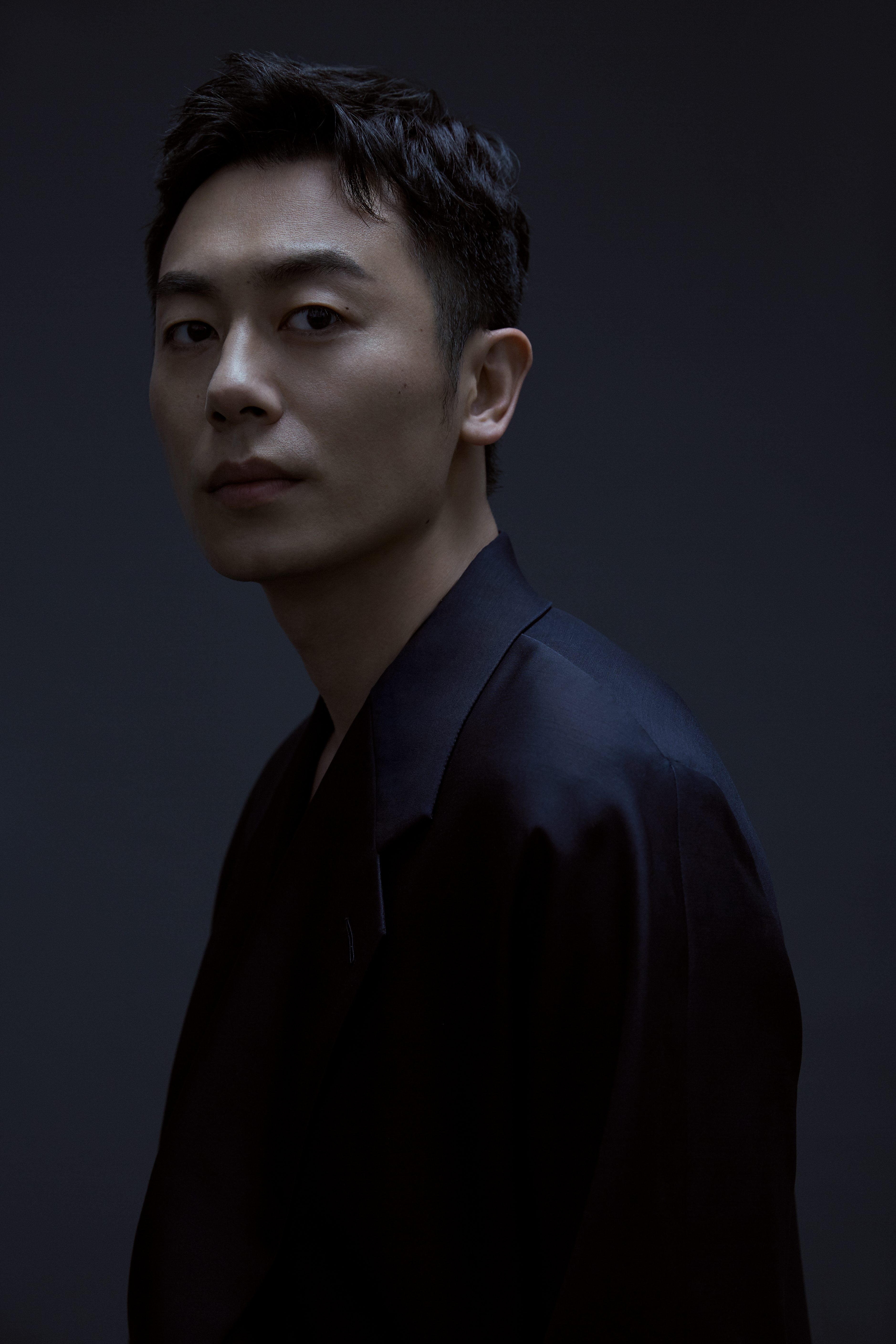 朱亚文最新大片曝光暗黑神秘诠释反派气场