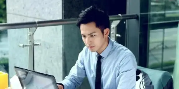 原创钟汉良晒47岁庆生照手捧蔬菜花和菜谱冻龄男神少年感十足