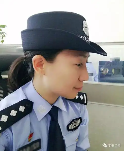 我有一顶警帽,这是我带过最好看的帽子,因为它顶着警徽,担负着责任.