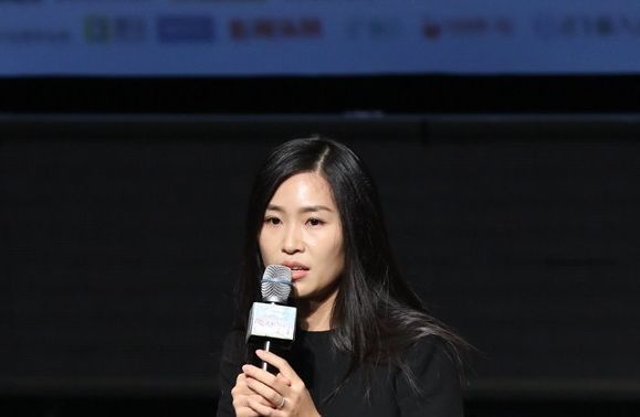 70岁张艺谋近照与大女儿罕见同框原来她如今过成这