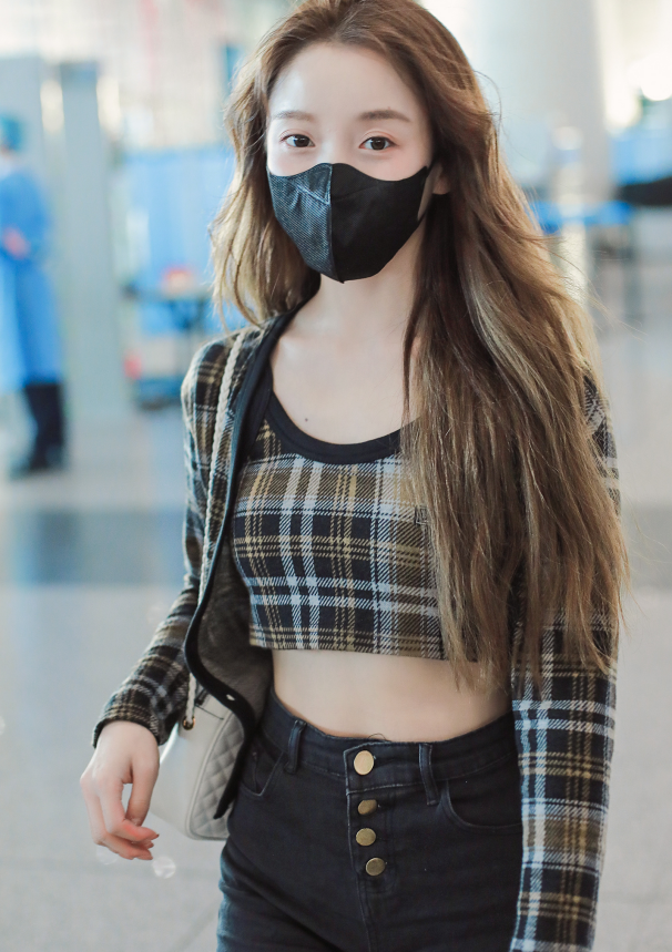 姜贞羽的腰怕是被天使吻过?看她穿上短装的效果,不出道可惜了