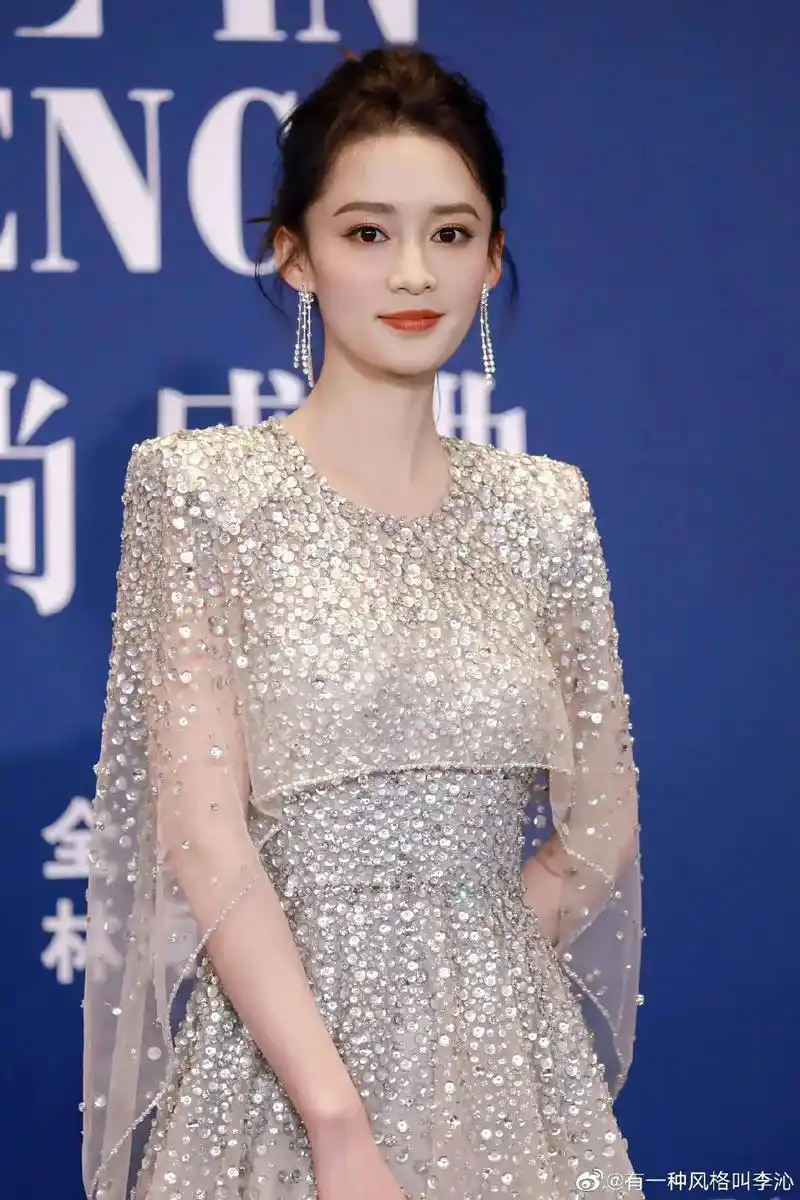 李沁身穿白色闪片仙女裙亮相费加罗红毯,点点星光灵动优雅! 恭 - 抖音