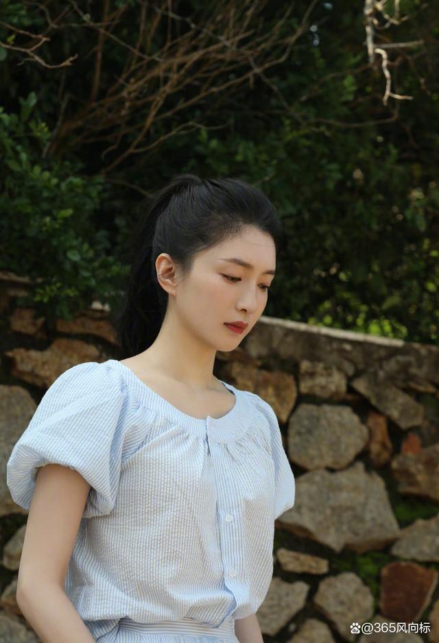 江疏影美照造型流出,卷发造型搭配吊带裙,身材性感魅力