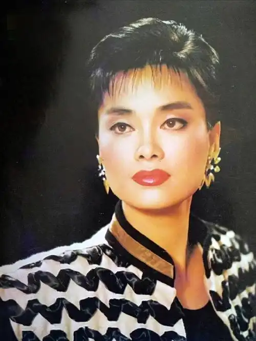 难忘的记忆 80年代流行歌星老照片 曾经风姿绰约 当年她只有13岁