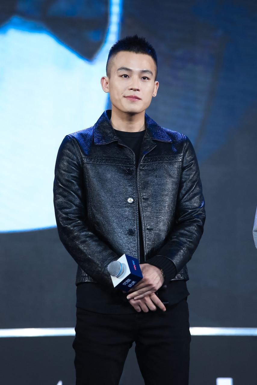 欧豪的时尚穿搭,黑色皮衣酷帅有型