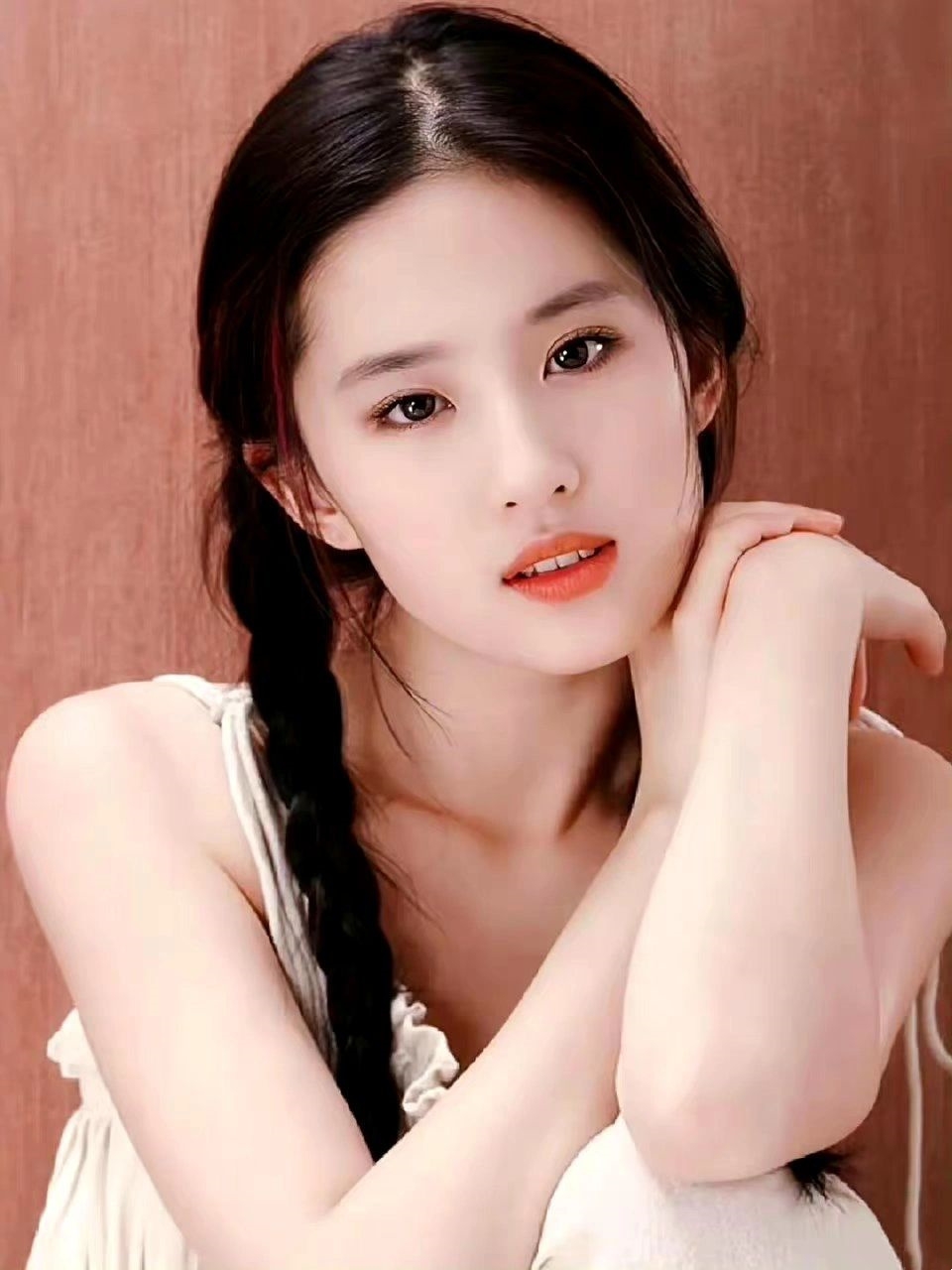 这组照片在那时候,不管是贴画还是海报都卖的特别火,刘亦菲不愧是