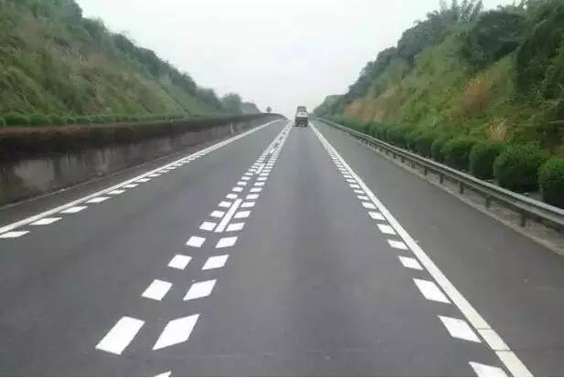 展开全部 纵向减速标线