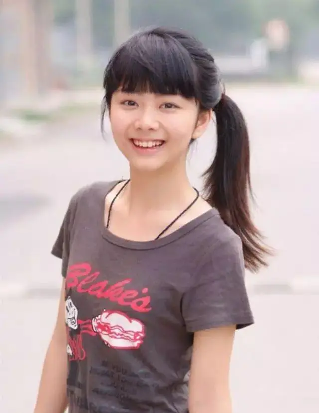 谭松韵上学的时候,为什么没人追?看完她的照片,真相大白