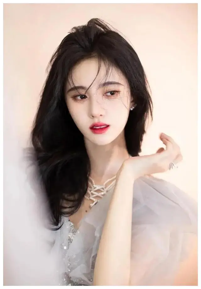 鞠婧祎秋日旅行照:绝美氛围,无尽魅力,令人着迷_照片_人们_才华