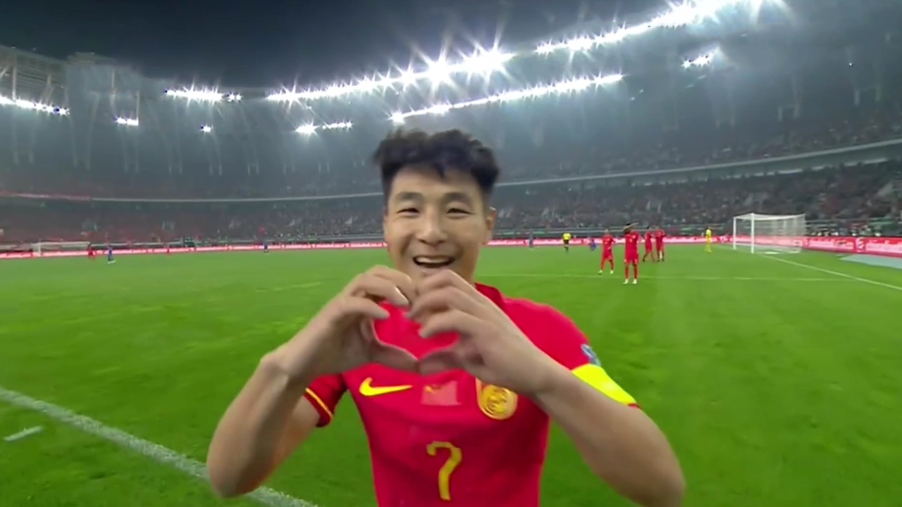 武磊单刀直接破门 进球后向镜头比心 男足3-1