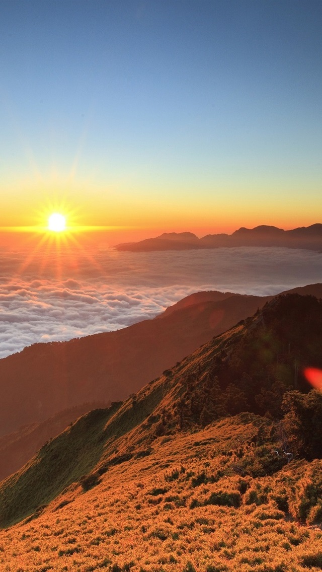 高海拔的山峰,日出美景,飘浮的云,太阳 iphone 壁纸