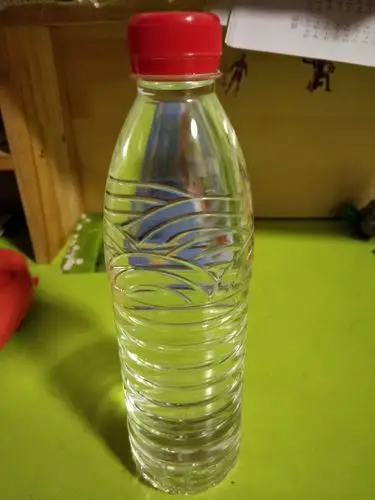 第一步:把塑料瓶装满水,然后拧紧瓶盖.