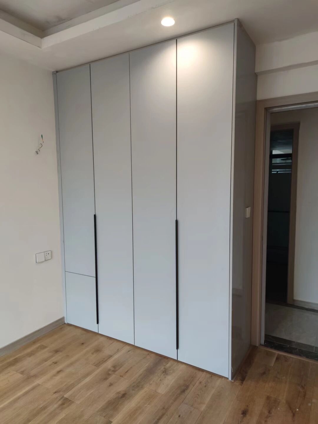 74 衣柜柜门可以直接一门到顶,重点欧松板还是目前定制非常环保的材料