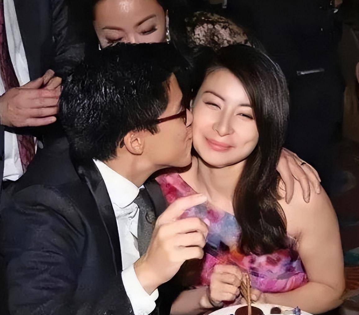 而是她主动远离了阔太圈,谁叫她是郭晶晶,她是世界冠军,连霍启刚都会