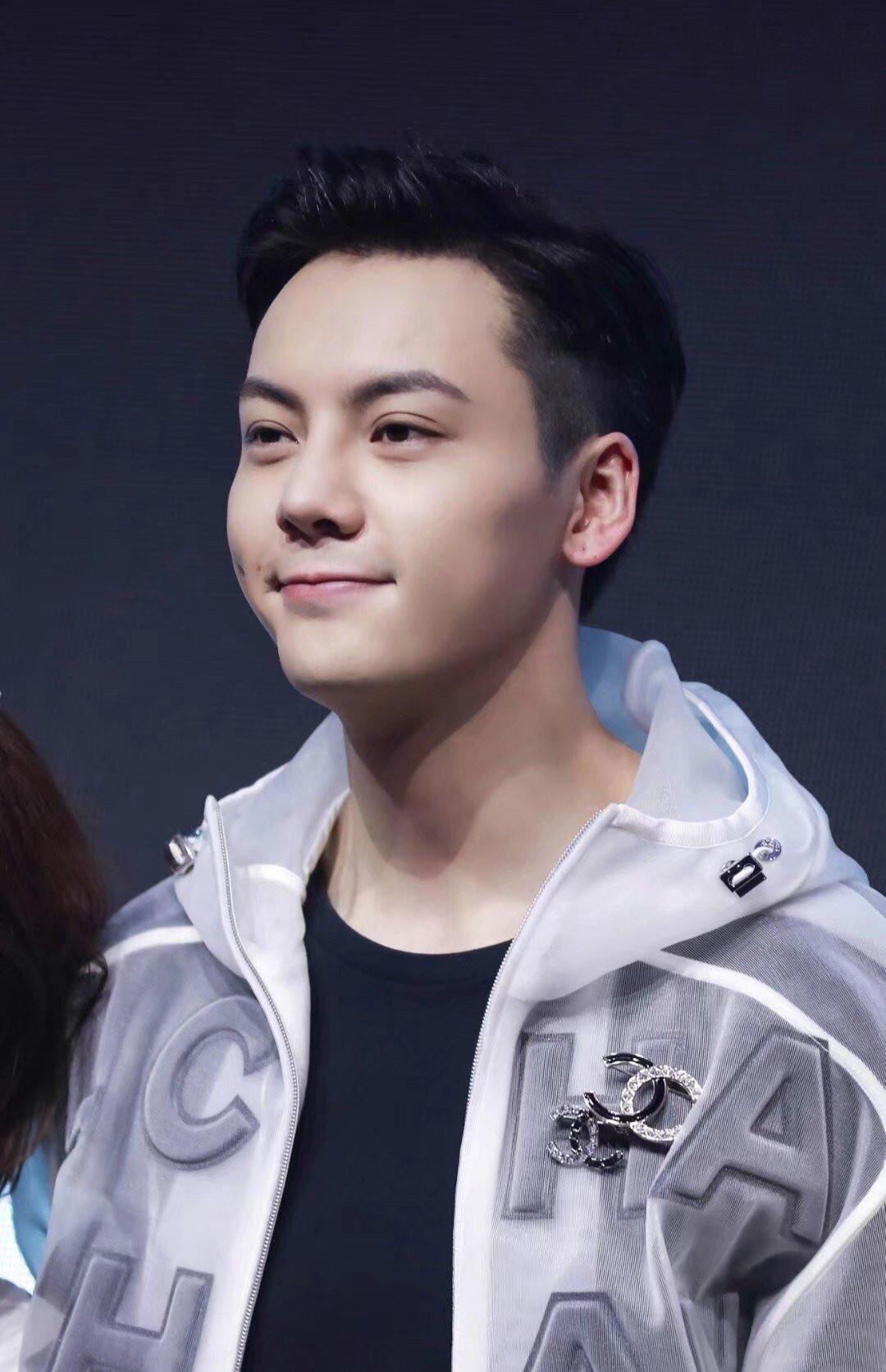 陈伟霆透明外套配牛仔裤潮到爆,背头配甜笑好"暖"__财经头条