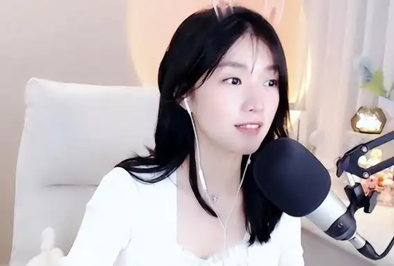 斗鱼女主播乔儿哭诉礼品少!粉丝雪上加霜:你就是收集乞丐!