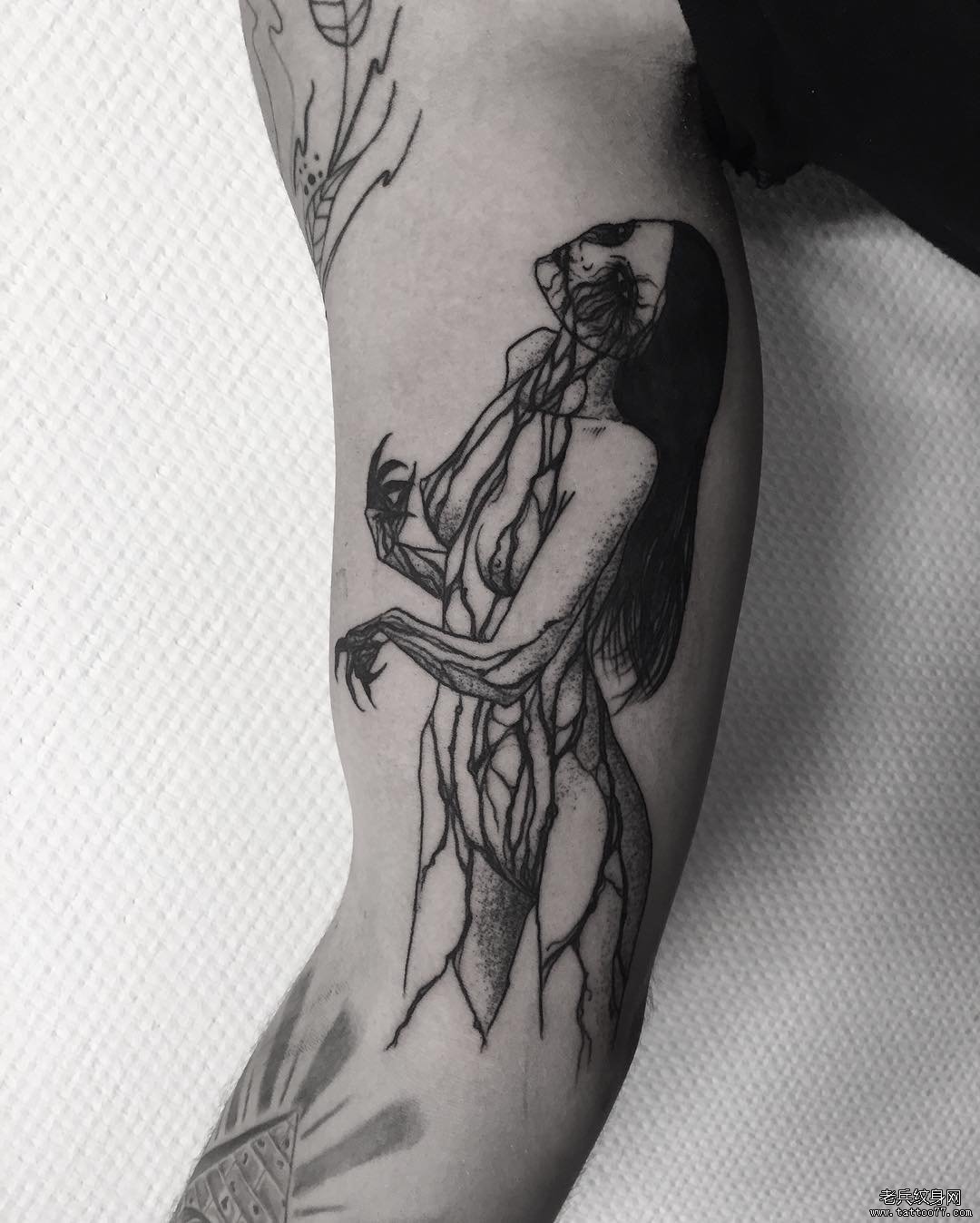 大臂死亡女郎个性的钢笔画线条纹身图案