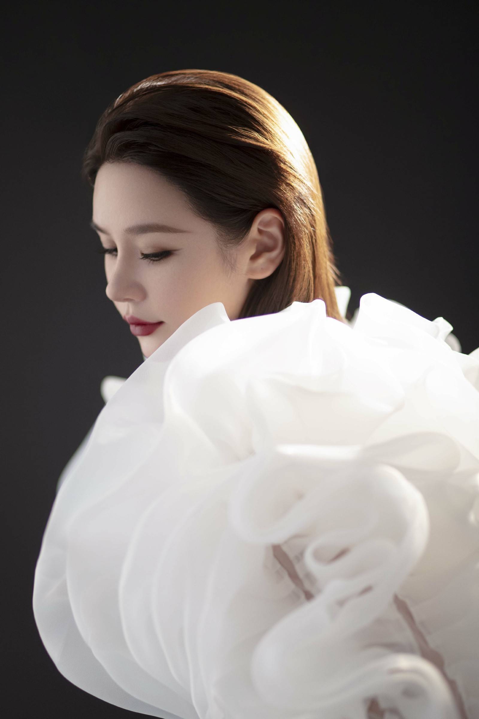 邱意浓迷幻写真曝光 缱绻光影散发魅惑气息-影圈焦点新闻的专栏