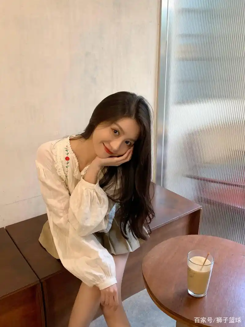 抖音美女红人—潘蕾亦,长相甜美身材很好