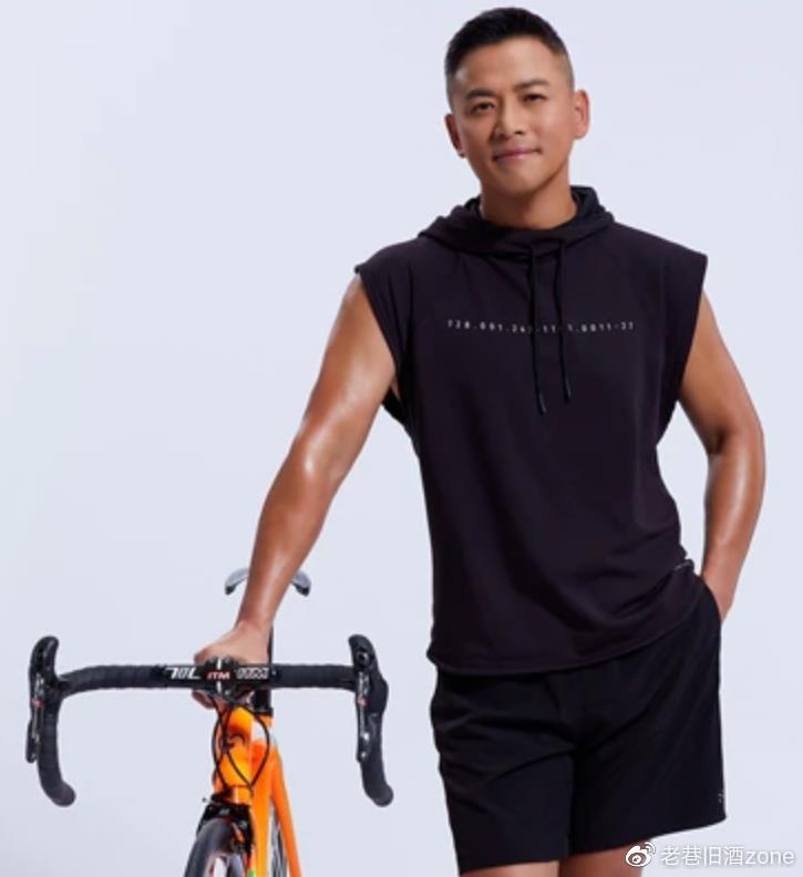 50岁江宏恩秀健硕身材,减肥40斤重拾帅气,想让44岁妻子自然怀孕