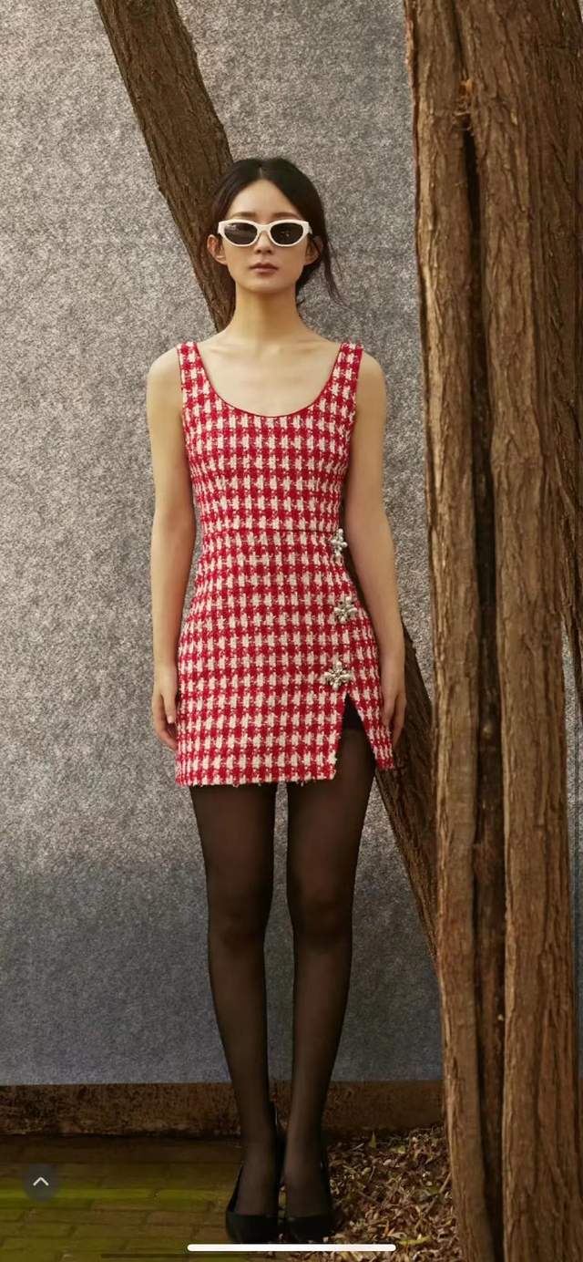 赵丽颖新大片风格好惊喜吊带裙配黑丝袜手臂肌肉抢眼气质超飒