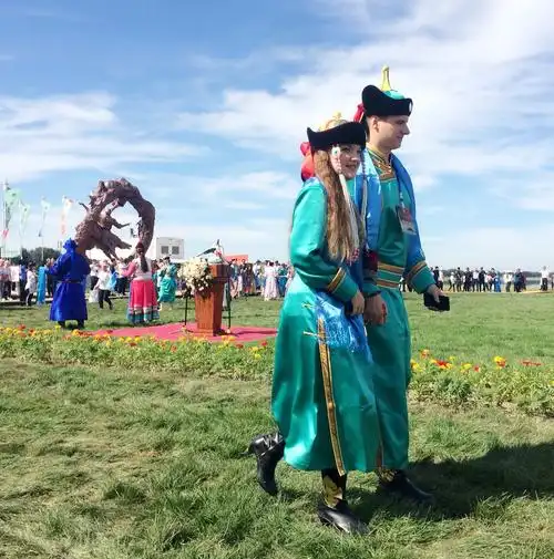 28个国家40对情侣敖包相会