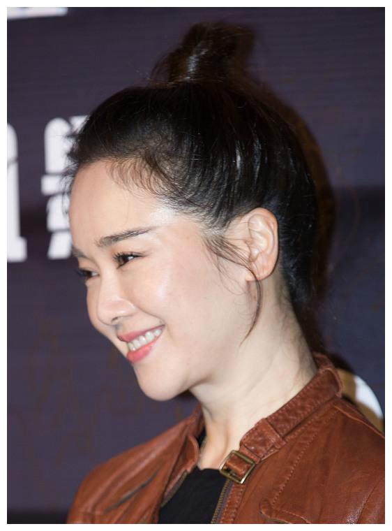 左小青42岁风韵犹存,女儿长得像妈妈,嫁大20岁富豪生活幸福