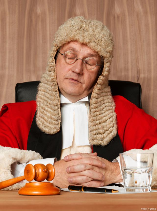 为什么英国的法官和律师要戴假发?