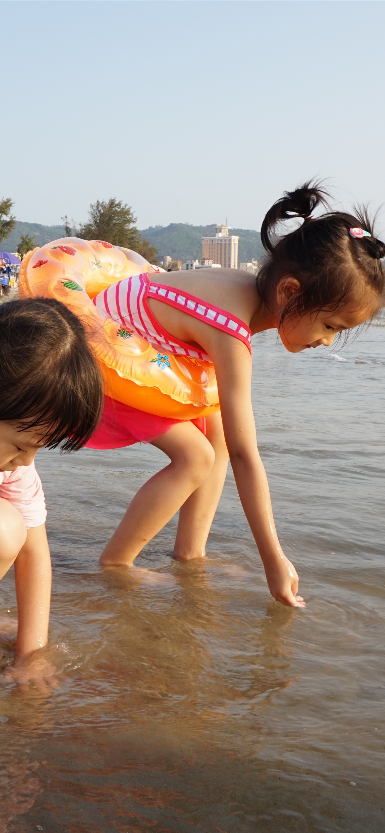 iphone 壁纸 两个小女孩在海滩,孩子,海,水中玩耍