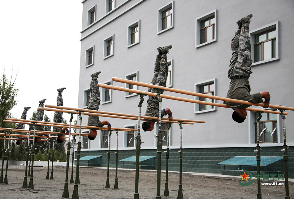 器械体操比武 兵哥哥的这身肌肉可是实打实的