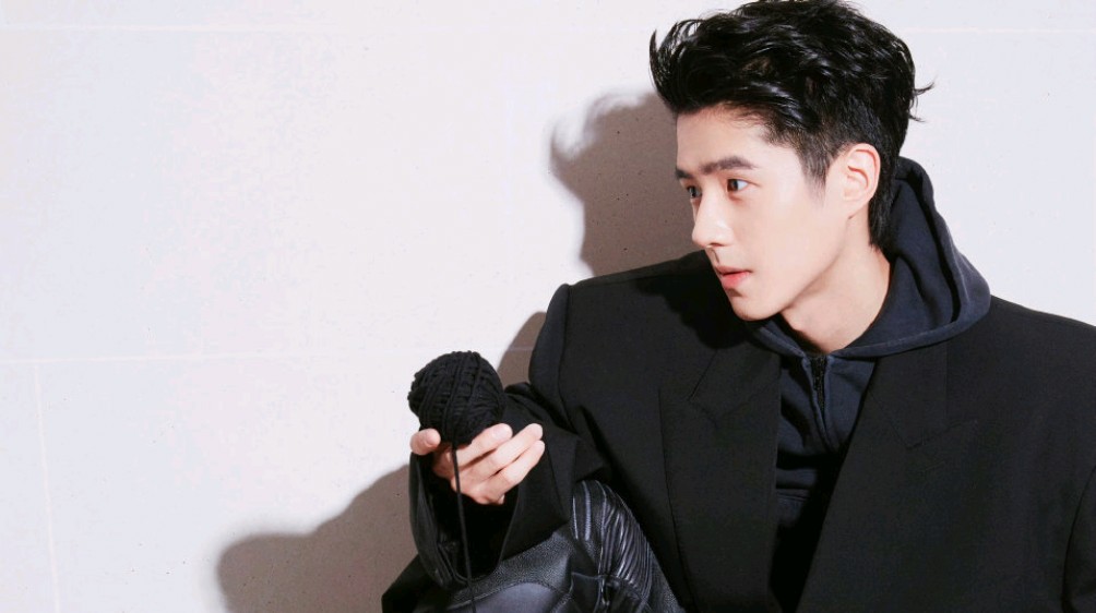 时尚|刘昊然身穿balenciaga 2024早春系列黑色短款大衣搭配皮裤亮相