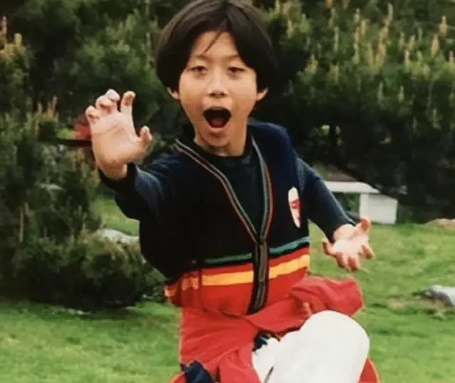 在拳法上也并不出色,还被人起了个外号叫猴子1992年,张一山出生在北京