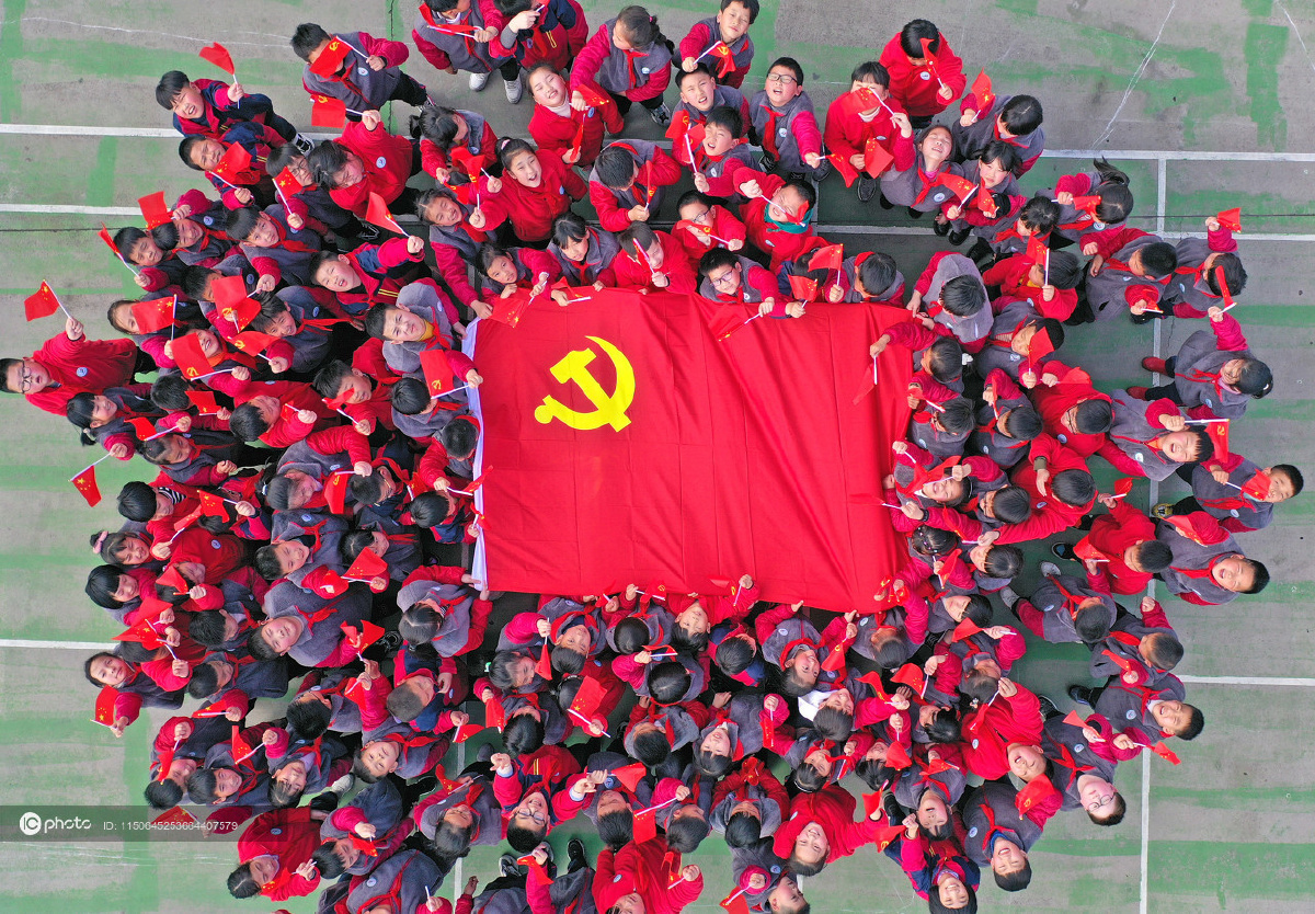 浙江仙居开学第一天小学生与党旗合影