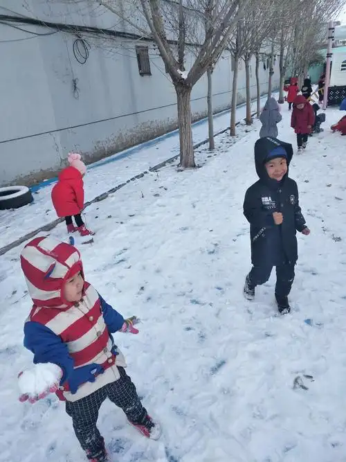 赛汉塔拉幼儿园苗苗一班户外打雪仗游戏