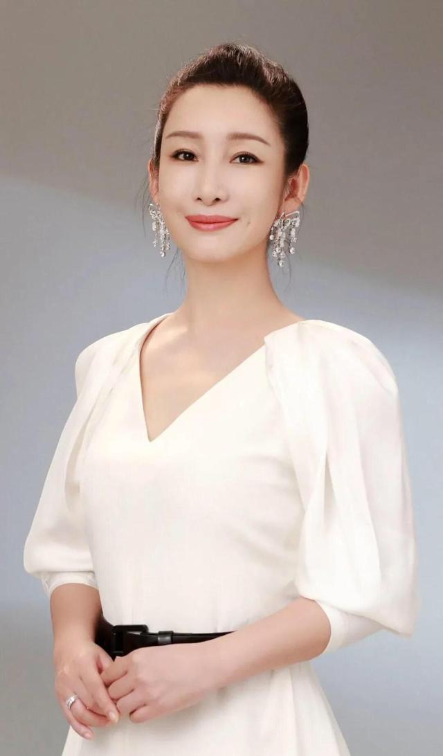 秦海璐脸肿到认不出!拖地裤配无袖风衣毫无美感,穿出1米5既视感