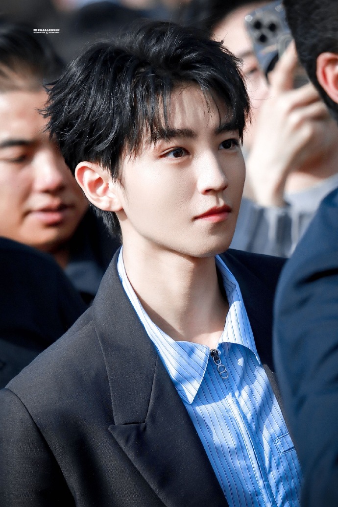 周看秀合照#只知道王俊凯在大秀前一天和cl创始人骑摩托车载着逛巴黎