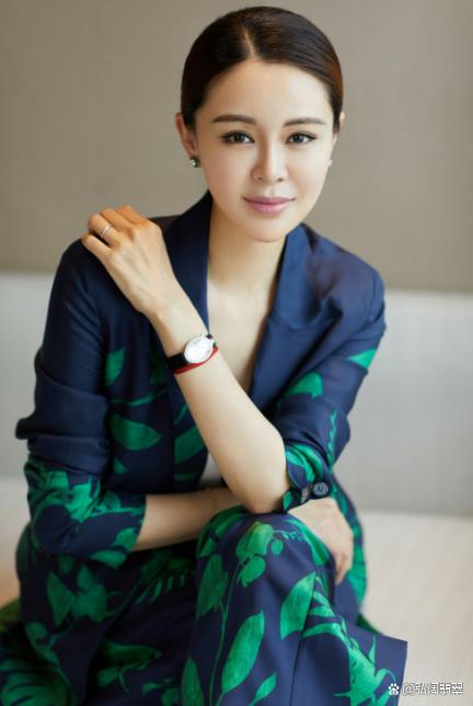 不曾想已是大婶年纪的关悦,穿黑裙搭配百万翡翠,竟年轻了20多岁