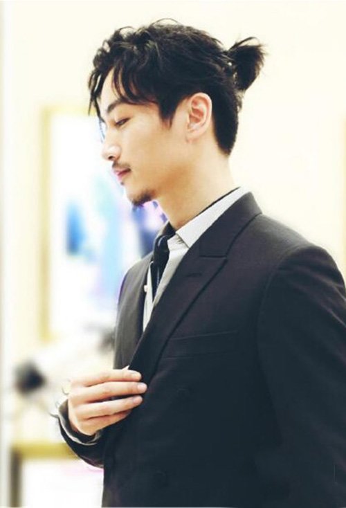 男生长发扎非主流小辫子发型 炫出独特无比的帅酷潮流梳扎发