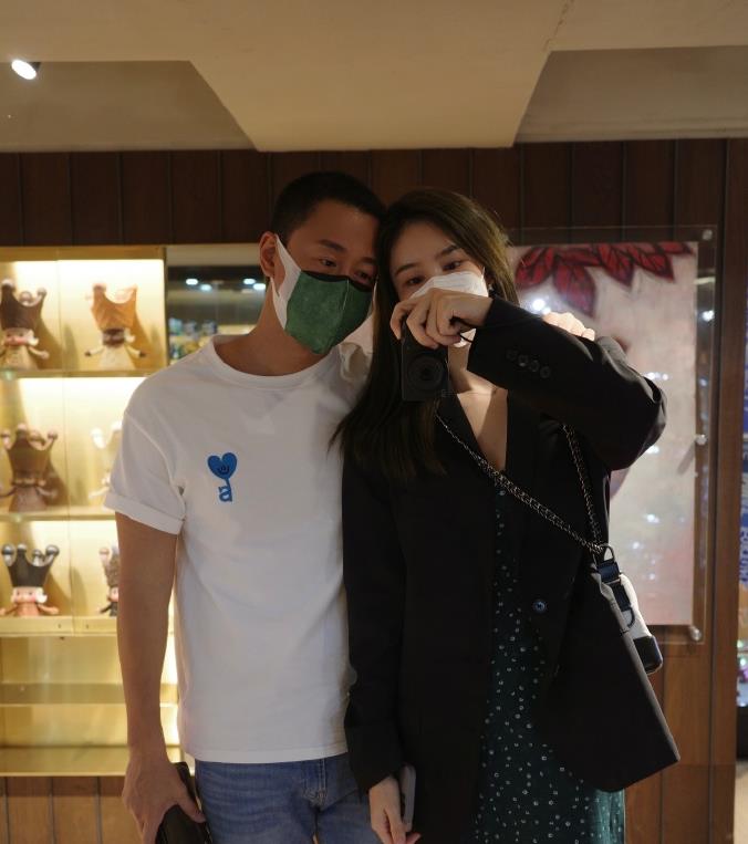 张馨月与老公甜蜜约会贴脸合照大秀恩爱林峯理寸头少年感十足