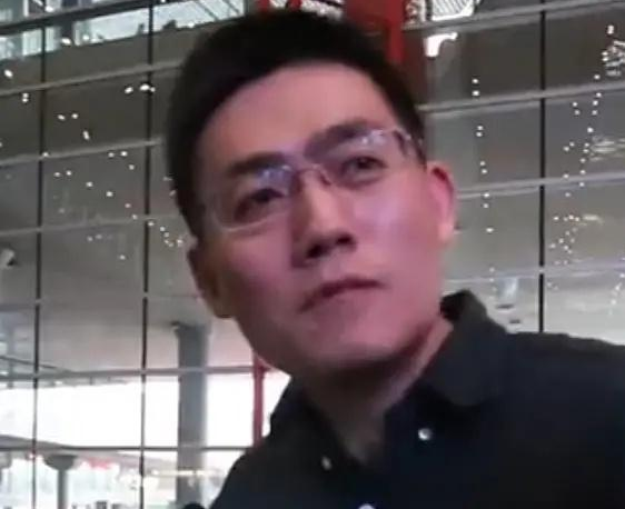 近日,因为《少年如歌》这部网剧,时代峰峻老板为护旗下艺人严浩翔将