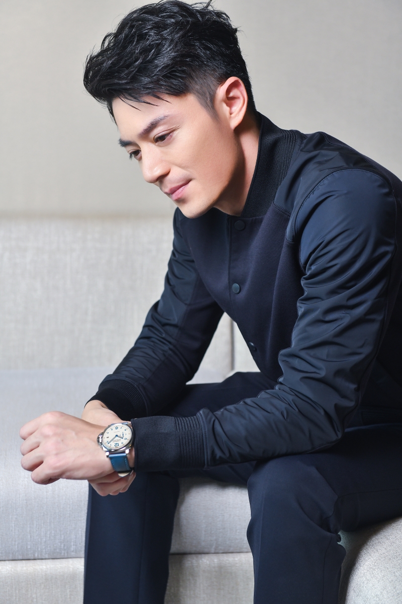 霍建华如懿传乾隆上线现身活动清爽休闲