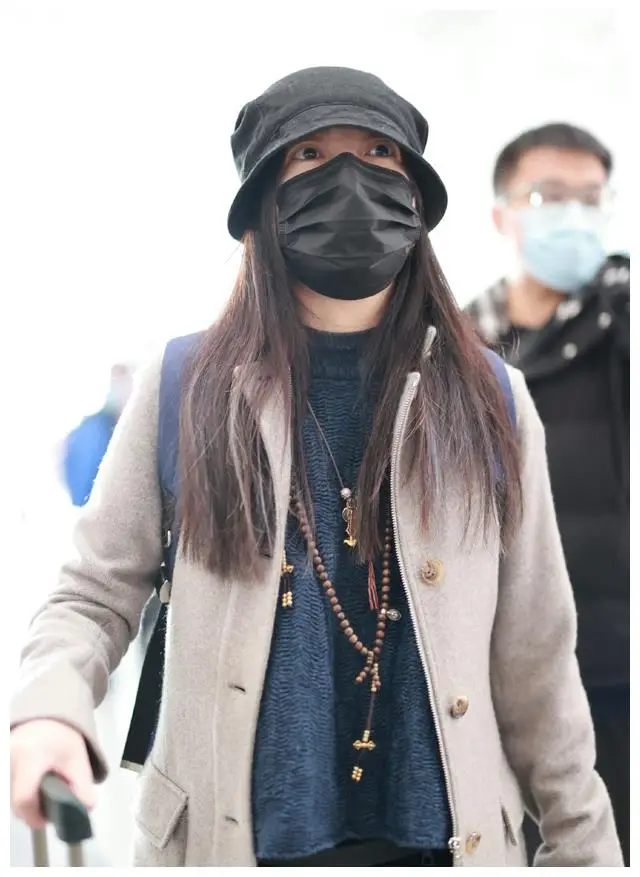 2021年8月底,赵薇的作品一夜之间被全网下架,成为被各大平台雪藏的