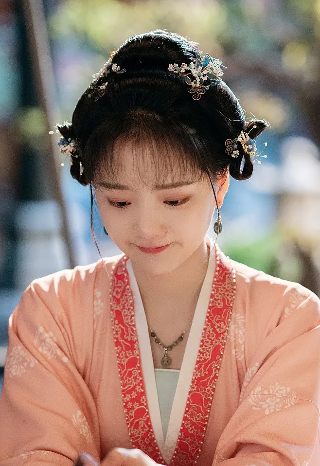 1070年,33岁的福康公主躺在床上等死,她的被子里爬满了虱子,脸上烫得