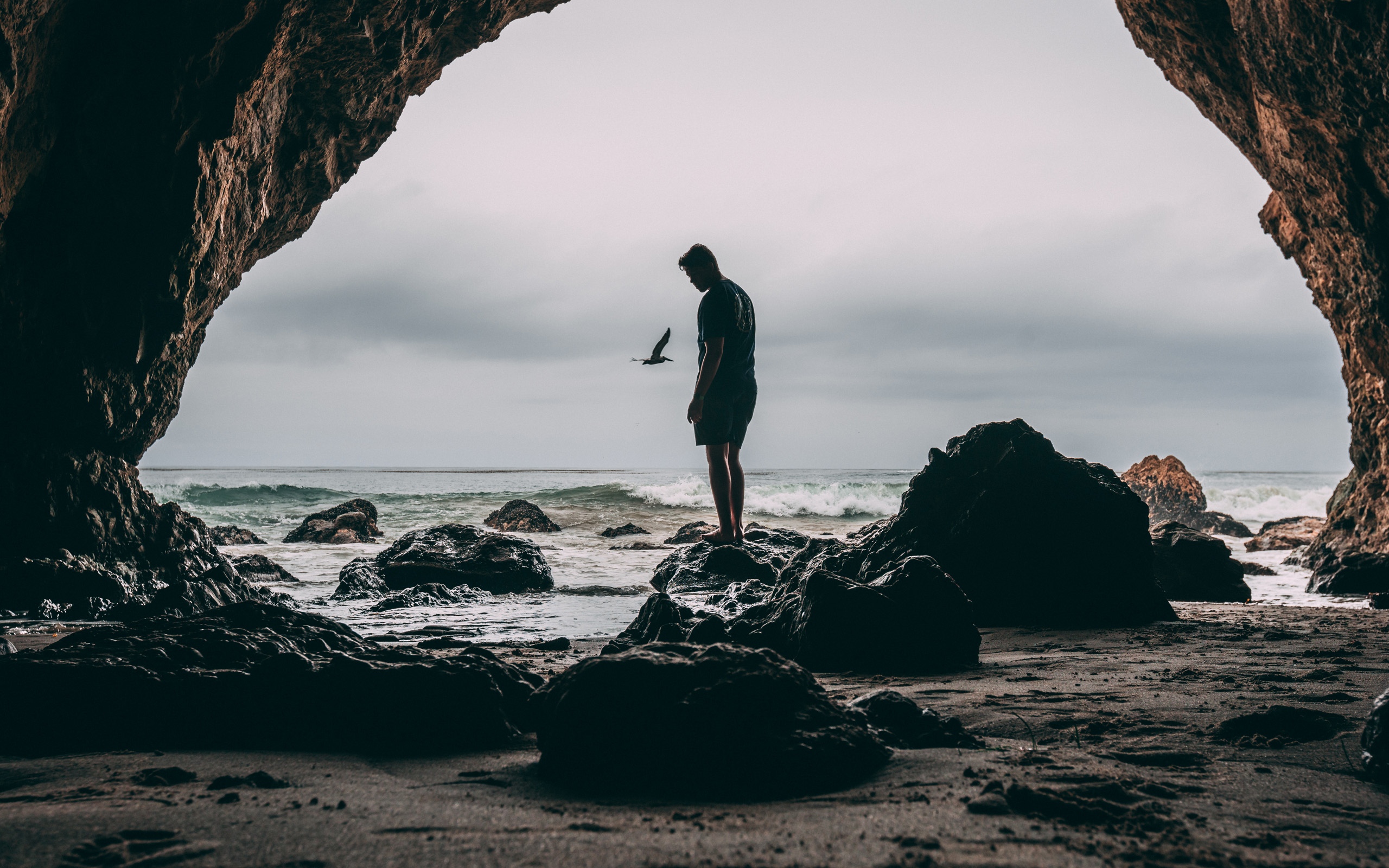男子一个人在路上的背影