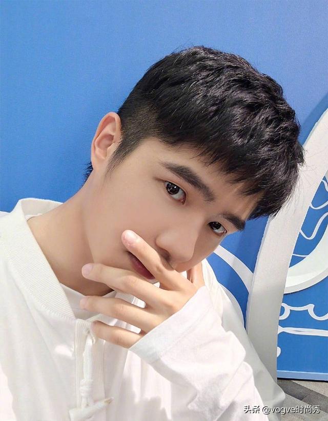 男青年发型,中年男士发型图片(年轻人去理发店只会说"两边剪短")